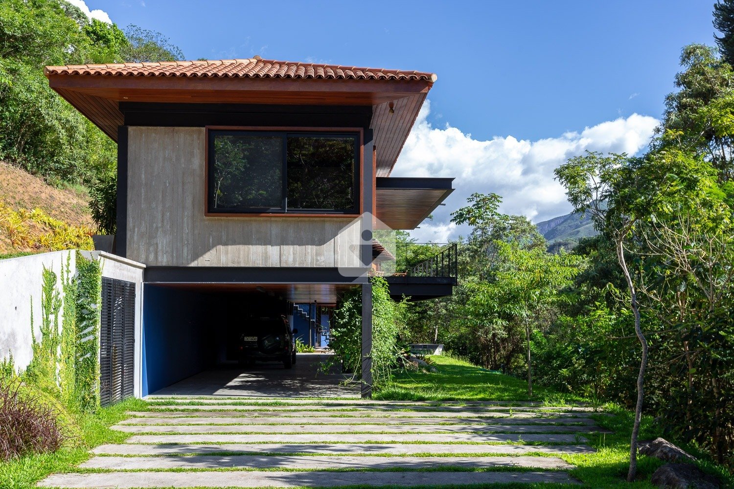 casa moderna e com integração a natureza em araras