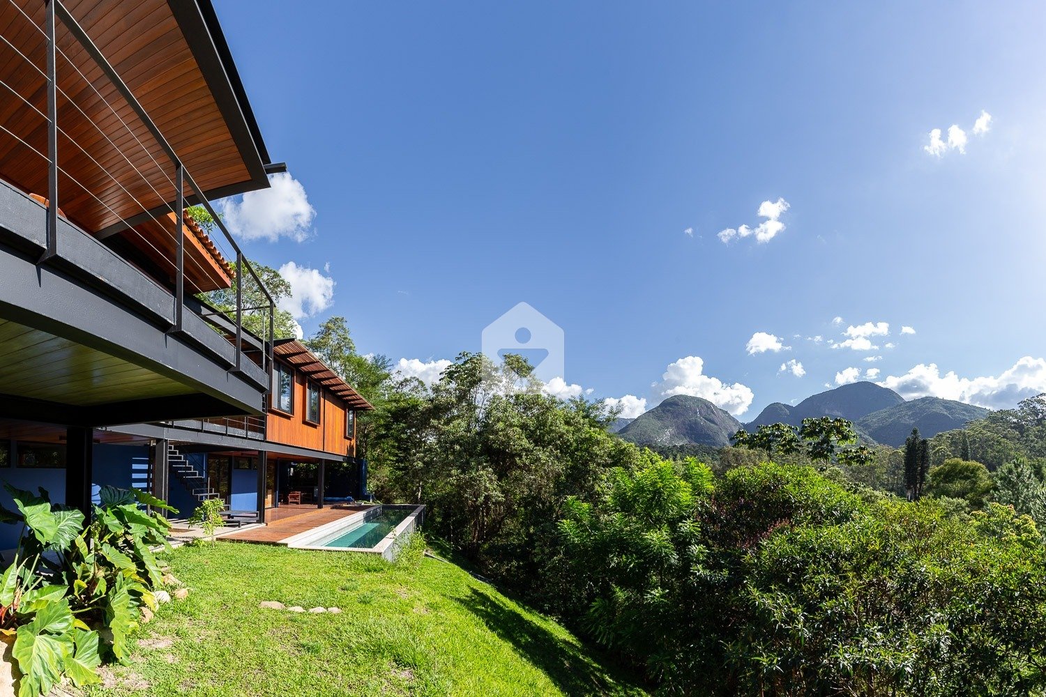 casa com integração à natureza em araras