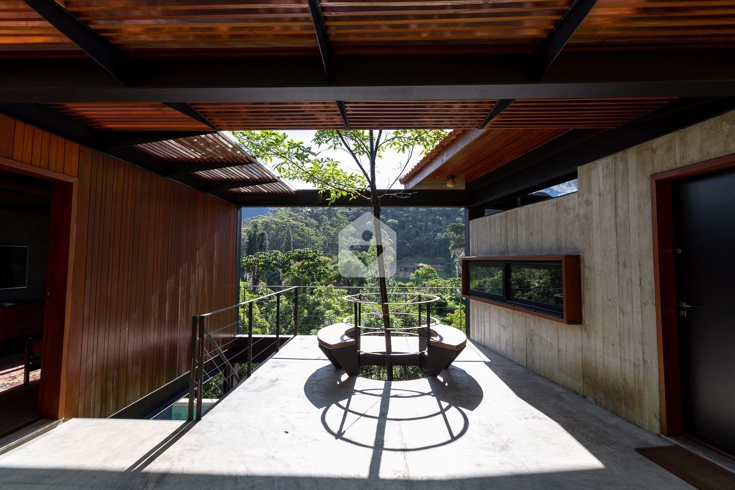 casa moderna e com integração a natureza em araras