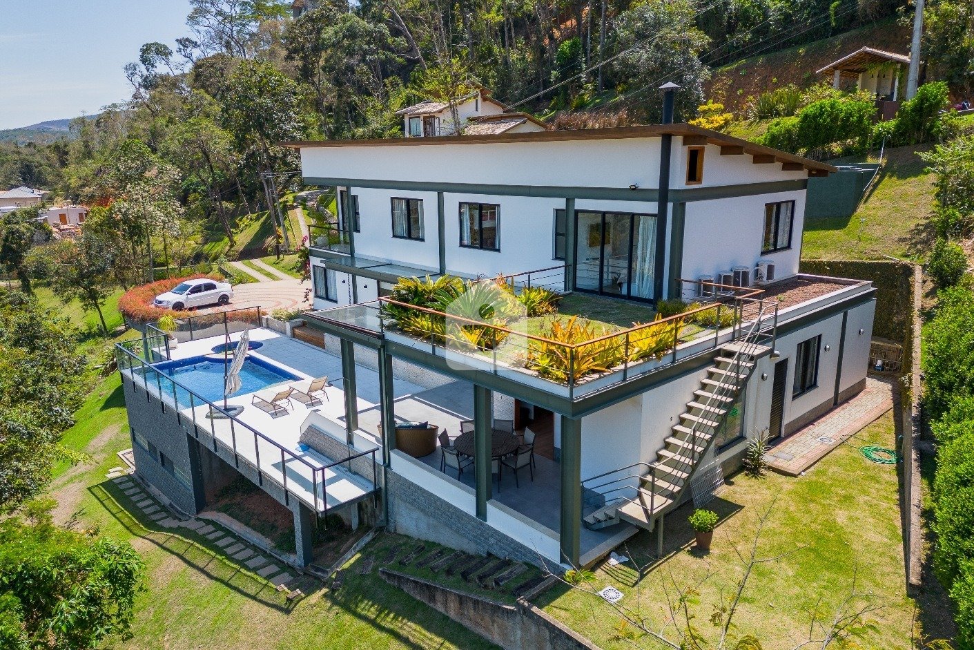 Qual estilo de casa escolher? Classicismo X Modernismo de alto padrão na serra carioca